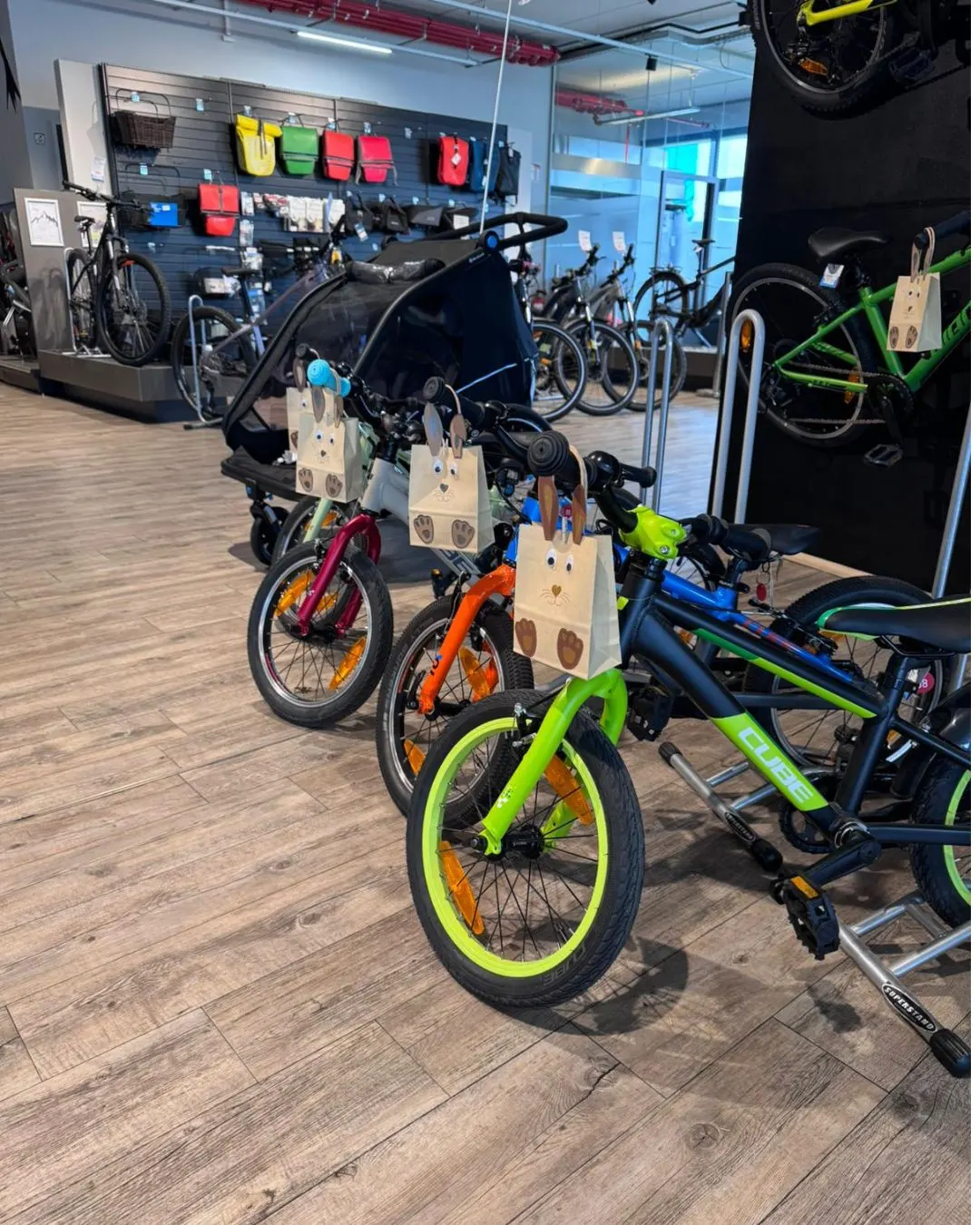 Fahrrad im Frühling mit Osterdekoration und Sonnenschein