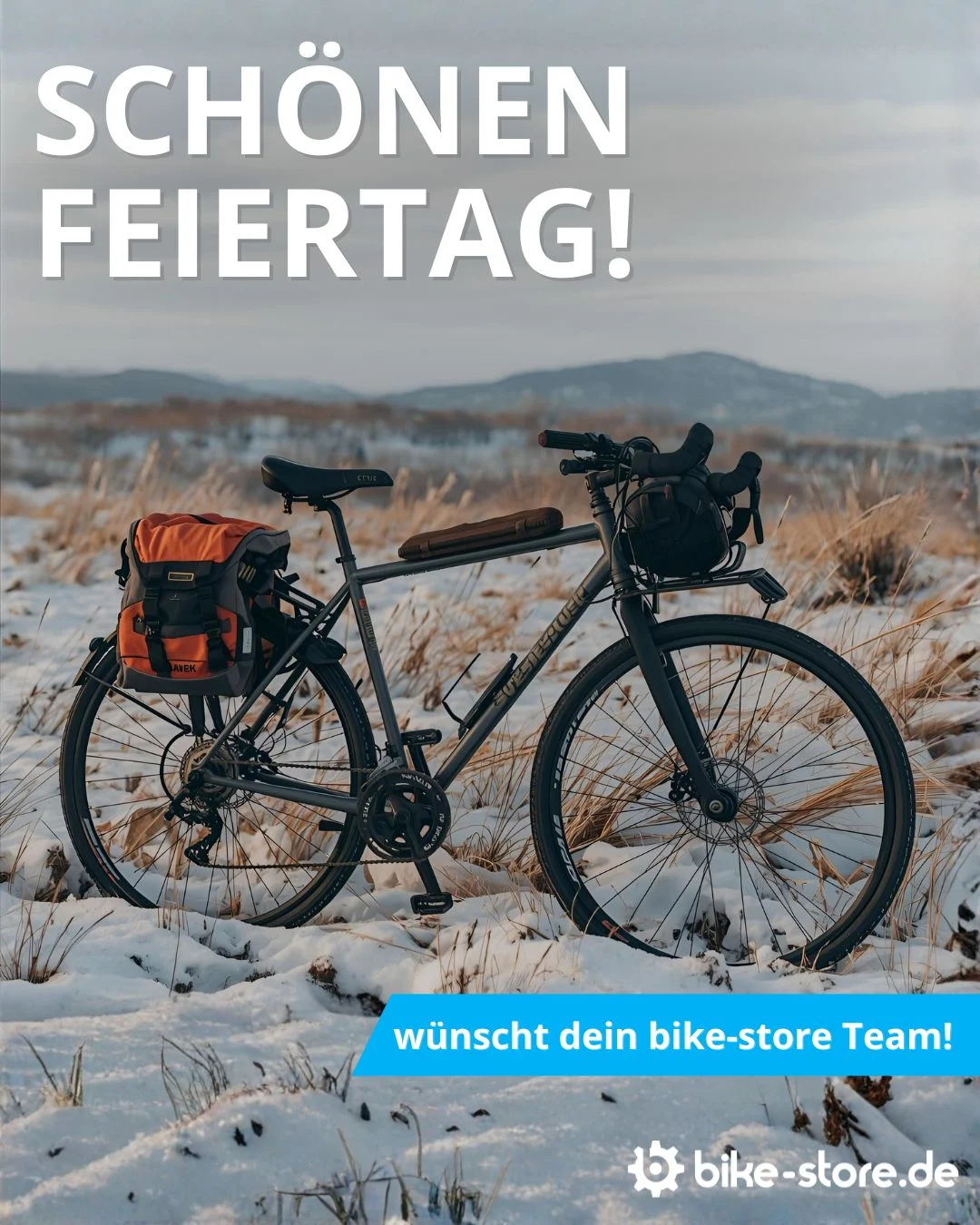 Fahrrad steht mit Ausrüstung gepackt in einer winterlichen Landschaft - Schönen Feiertag wünscht dein bike-store Team